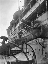 Déchargement de sacs postaux à bord du RMS Titanic