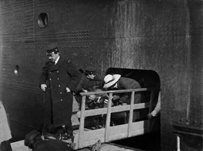 Une passagère et son enfant, débarquant maladroitement du RMS Franconia