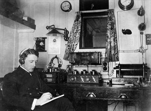 L’opérateur Brent au travail, dans la salle de radio du RMS Olympic