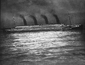 Illustration représentant le RMS Titanic, vu de nuit, lors de sa seule et unique escale dans le