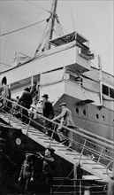 Passagers embarquant à bord du RMS Haverford, à Queenstown (Cobh), en Irlande