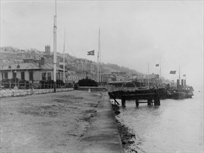 Mise en berne des drapeaux, pour marquer la tragédie du RMS Titanic, à Queenstown