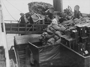 Déchargement de malles et de sacs postaux à bord du RMS Titanic