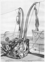Illustration montrant deux des bossoirs Welin Davit utilisés pour descendre les canots de