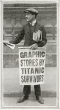 Vendeur de journaux, à Londres, suivant la tragédie du RMS Titanic. Construit par Harland & Wolff,