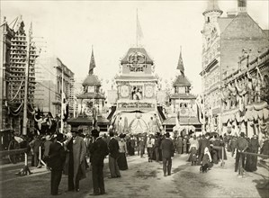 Awaiting the royal welcome procession, Perth. Crowds mill about on the street in front of a