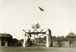Royal welcome arch at King's Park, Perth. A welcome arch festooned with garlands at the entrance to