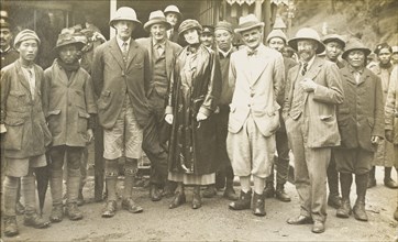 Members of the 1922 Everest expedition team. Group portrait of members of the 1922 Everest