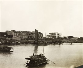 Boats on the Xijiang River at Sam Shui. A sampan travels along the Xijiang River at Sam Shui,