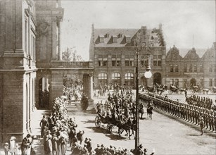Sir Arthur Lawley leaves the Ou Raadsaal, Pretoria. British soldiers line the street outside the Ou