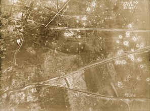 Vue aérienne des restes d'un village français du Nord-Pas-de-Calais ou de Picardie, entouré de