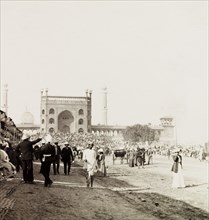 Gathering for the state entry procession, 1903. Crowds gather outside the Jama Masjid as they