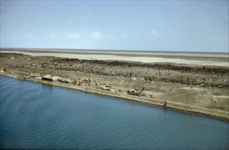 Maintenance work on the Suez Canal, 1958. Scores of indentured labourers carry out maintenance work