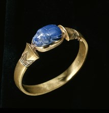 Gold bracelet from the tomb of Shoshenq II mounted with a lapis lazuli scarab