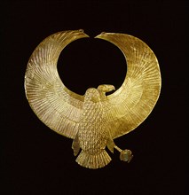 Collar in the form of a vulture, ensuring the wearer of protection by the goddess Nekhbet