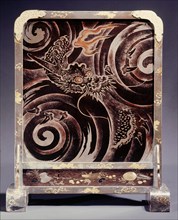 Lacquer screen with dragon design