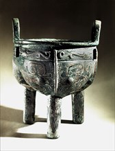 Li ting cauldron decorated with stylised dragons and tao tieh masks