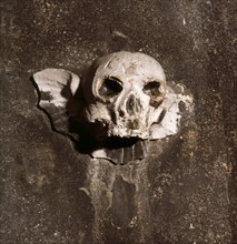 Skull carving on gravestone