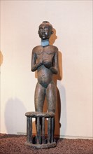 The figure represents a royal ancestor, thought to be a wife of Tufoyn, the fifth king of the Kom dynasty
