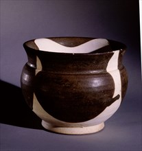 Pottery jar glazed in black and white