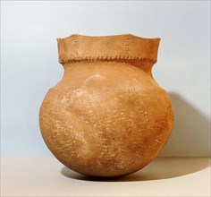 Pottery vessel with scalloped collar incised design