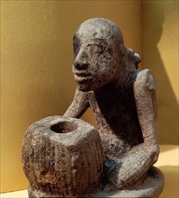 Stone effigy pipe in the form of a maize grinder with mortar