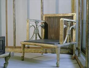 Remains of furniture found in the Giza tomb of Hetep heres I, the chief queen of Sneferu and mother of Khufu included a bed, a bed canopy, a curtain box, two armchairs, a palanquin and several chests