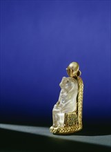 Seated quartz amulet of the lion headed goddess Bastet on a gold throne, from the tomb of Wen djeba en djed, senior official of Psusennes I