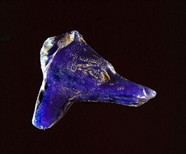 Glass fragment in the form of an animal head