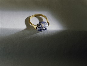 Gold ring from the tomb of Shoshenq II, set with a lapis lazuli scarab