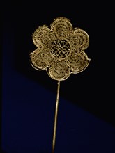 Gold hair pin representing a flower