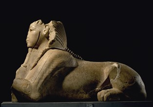 A sphinx presenting an offering
