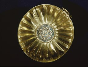 Fluted gold bowl with inset faience centre disk, inlaid with four stylised palmettes