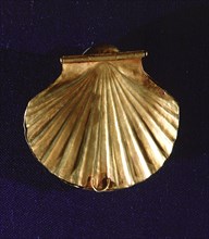 Container for eye pigments or other cosmetics in the form of a golden seashell pendant, from the funerary complex of Sekhemkhet, son of King Djoser