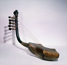 Harp with handle decoration, depicting a Mangbetu head
