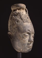 Among some southern Akan groups it was customary to honour the memoryof members of the royal lineage by erecting clusters of fired clay heads representing the dead man and his retainers