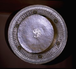 Basin with arabic inscription on the rim and six (one is missing) radiating fish in the centre