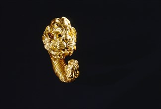Hellenistic gold double headed lion earring, the twisted gold wire loop ending in a large and a smaller naturalistic lion head