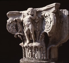 Capital carved in the Corinthian style