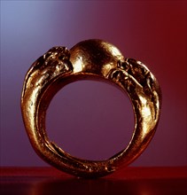 Gold ring in the form of a pair of dragons clasping the pearl of wisdom