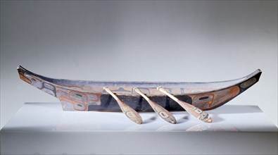 Model canoe with paddles