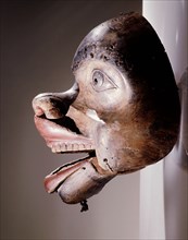 Mask (in profile) depicting either a grizzly bear or a land otter