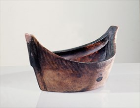 Fish oil dish carved in the form of a northern style canoe