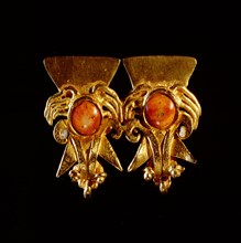 Pendant formed by two stylized bat figures