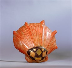 Spondylus shell decorated with a black matrix and coloured stone inlay