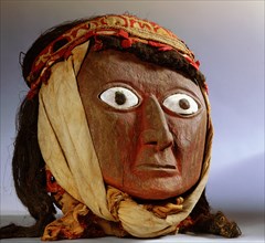 Carved human head effigy, possibly part of a mummy bundle