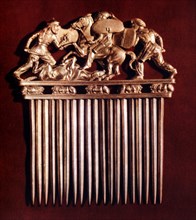 A comb ornamented with a group of Scyths in combat
