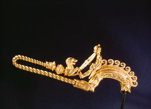 Gold brooch with hunting theme