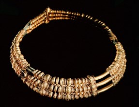 Three ringed collar with filigreegranulation and carved figures