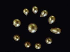 Eleven large pearls arranged in a circle